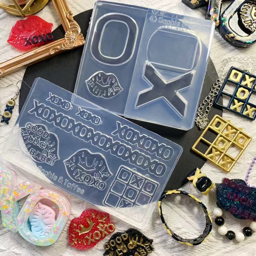 XOXO Elves Box Exclusive